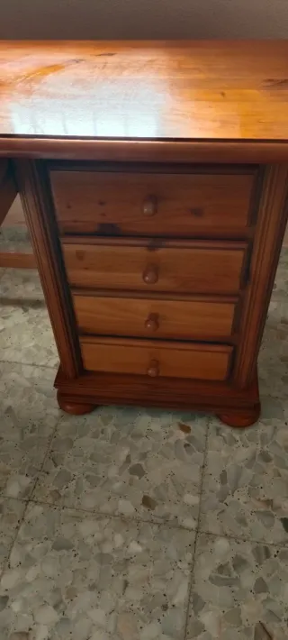 Escritorio de madera con cajones