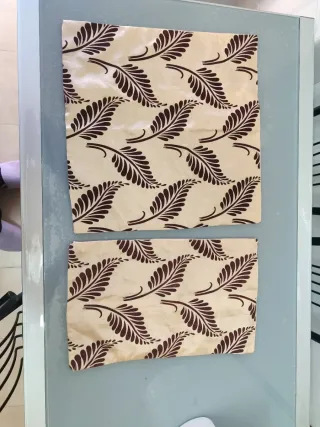 Funda cojín beige brillante con estampado marrón