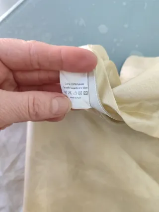 Funda cojín beige brillante con estampado marrón