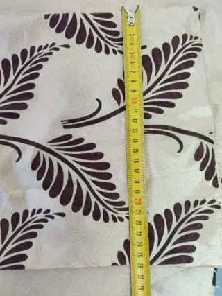 Funda cojín beige brillante con estampado marrón