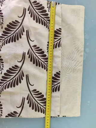 Funda cojín beige brillante con estampado marrón