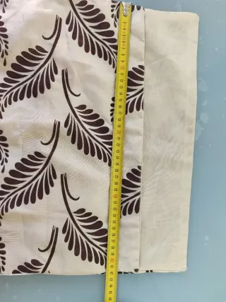 Funda cojín beige brillante con estampado marrón