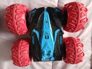 Coche teledirigido rojo y negro