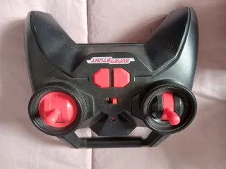 Coche teledirigido rojo y negro