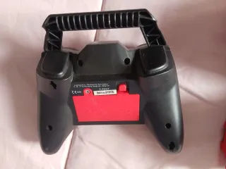 Coche teledirigido rojo y negro