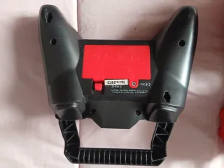 Coche teledirigido rojo y negro