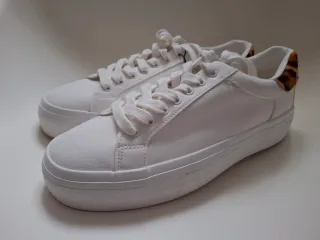 Zapatillas Zara Blancas con Detalle Animal Print