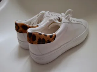 Zapatillas Zara Blancas con Detalle Animal Print