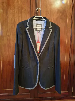 Chaqueta Spirit Talla M Negra con Detalles Grises