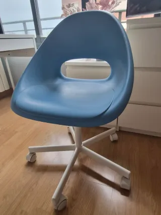 Sedia girevole Ikea blu e bianca