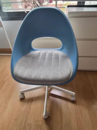 Sedia girevole Ikea blu e bianca