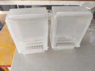 Lote de material para la cría de canarios.