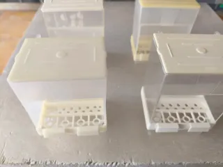 Lote de material para la cría de canarios.