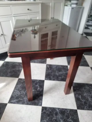 Mesa de madera y cristal