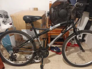 Bicicleta de montaña negra