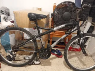 Bicicleta de montaña negra