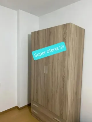 Armario de madera con cajones