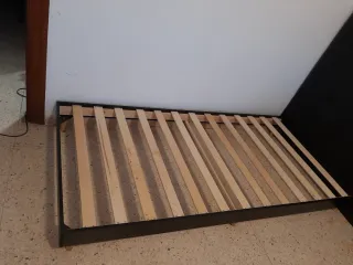 Somier de madera, con 6 patas.