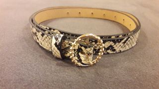 Cinturón fino estampado serpiente hebilla dorada