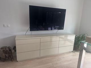 Mueble de salón beige y blanco