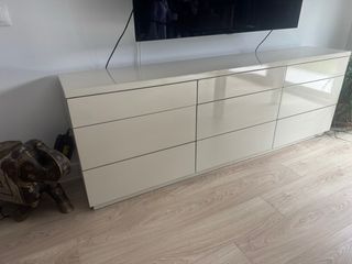 Mueble de salón beige y blanco