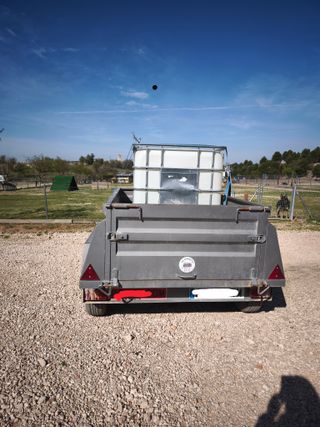 Remolque basculante doble eje con matrícula roja