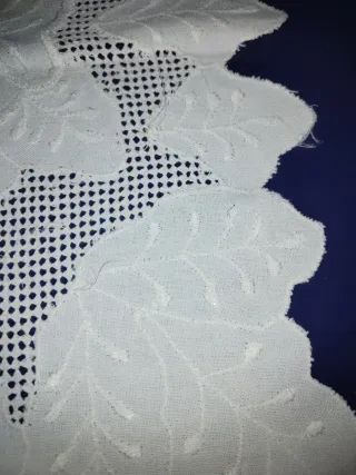 Três naperons em tecido branco e creme