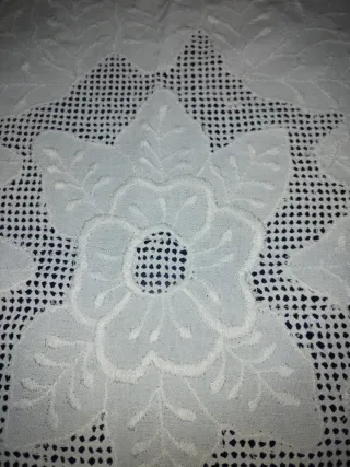 Três naperons em tecido branco e creme