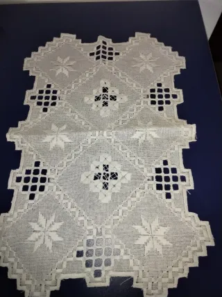 Três naperons em tecido branco e creme