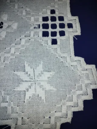 Três naperons em tecido branco e creme