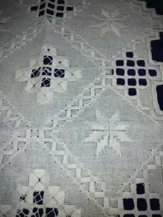 Três naperons em tecido branco e creme