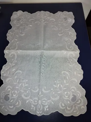 Três naperons em tecido branco e creme