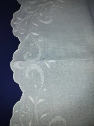 Três naperons em tecido branco e creme