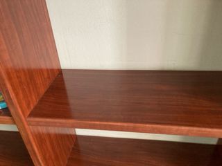 Librería de madera marrón