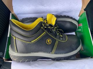 Zapatos de seguridad negros y amarillos