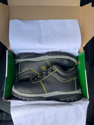 Zapatos de seguridad negros y amarillos