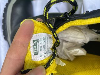 Zapatos de seguridad negros y amarillos