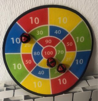 Diana de juguete con pelotas