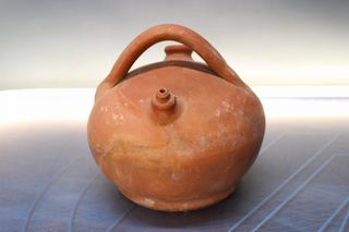 02. Botijo de bola, barro cocido.