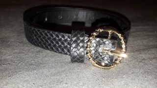 Cinturón fino trenzado negro hebilla dorada