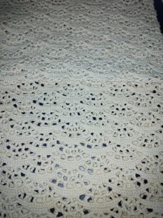 Caminho de mesa em renda bege