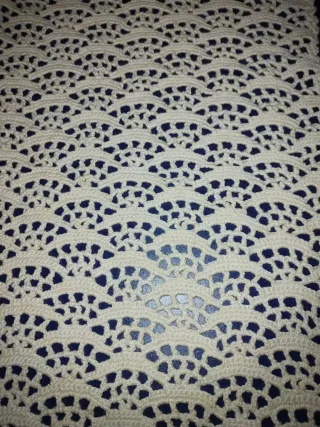 Caminho de mesa em renda bege