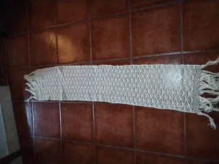Caminho de mesa em renda bege