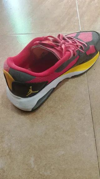 Zapatillas Nike Jordan Negras y Rojas