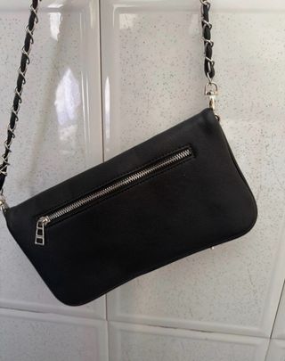 Bolso elegante negro con cadena