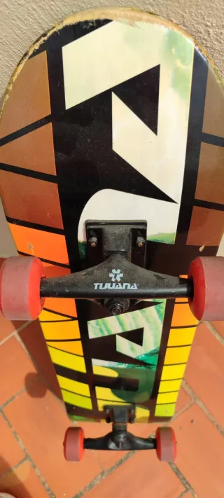 Skate TUANA con ruedas rojas