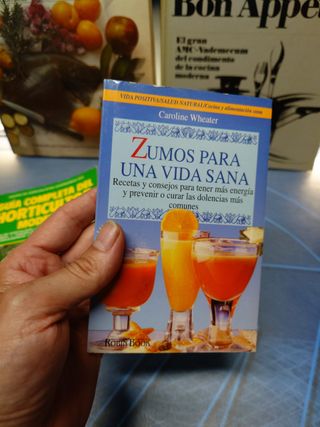 Cuatro libros sobre cocina y alimentación
