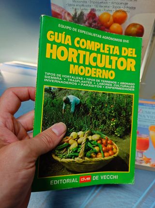 Cuatro libros sobre cocina y alimentación