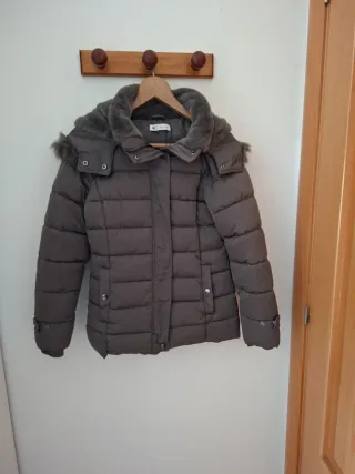 Chaquetón mujer gris con capucha,forrado con pelo