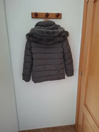 Chaquetón mujer gris con capucha,forrado con pelo